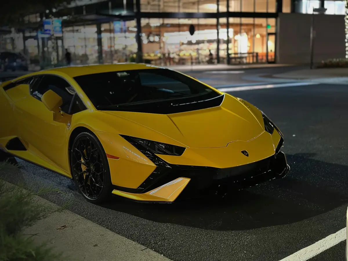 Supercar jaune Lamborghini Aventador